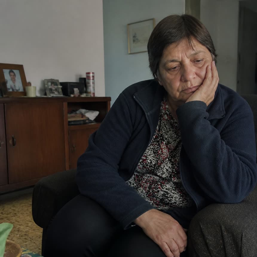 Persona mayor cansada, sin energía