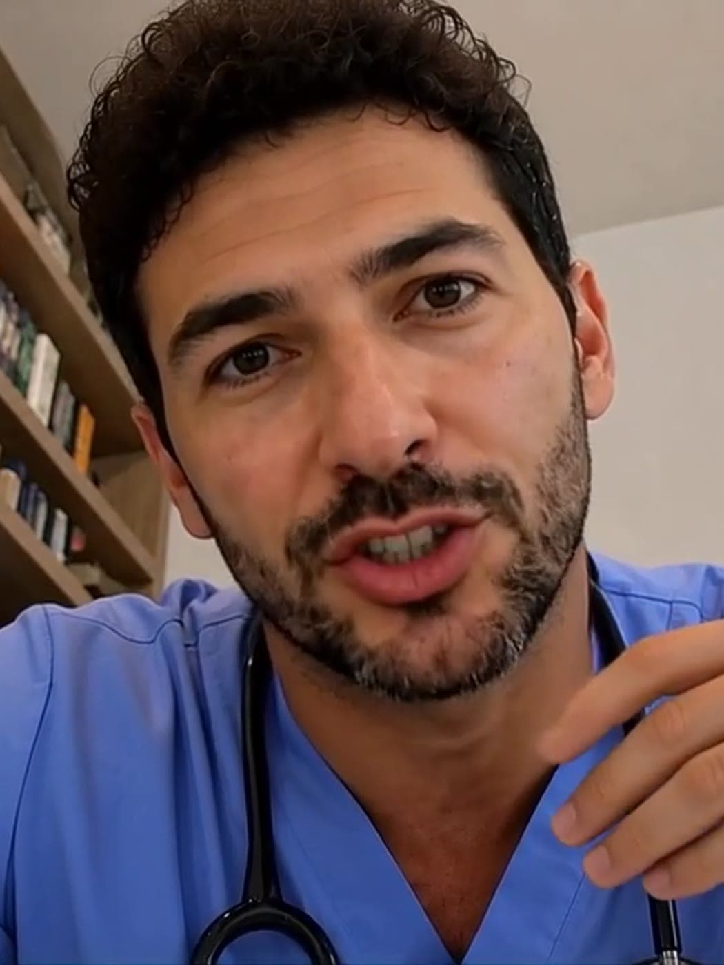 El Dr. Federer en su consultorio